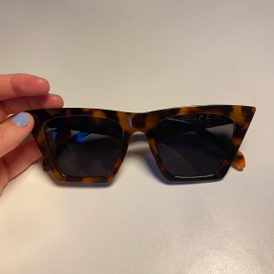 Solglasögon  - Bruna och svarta melerade solglasögon i fint skick! 