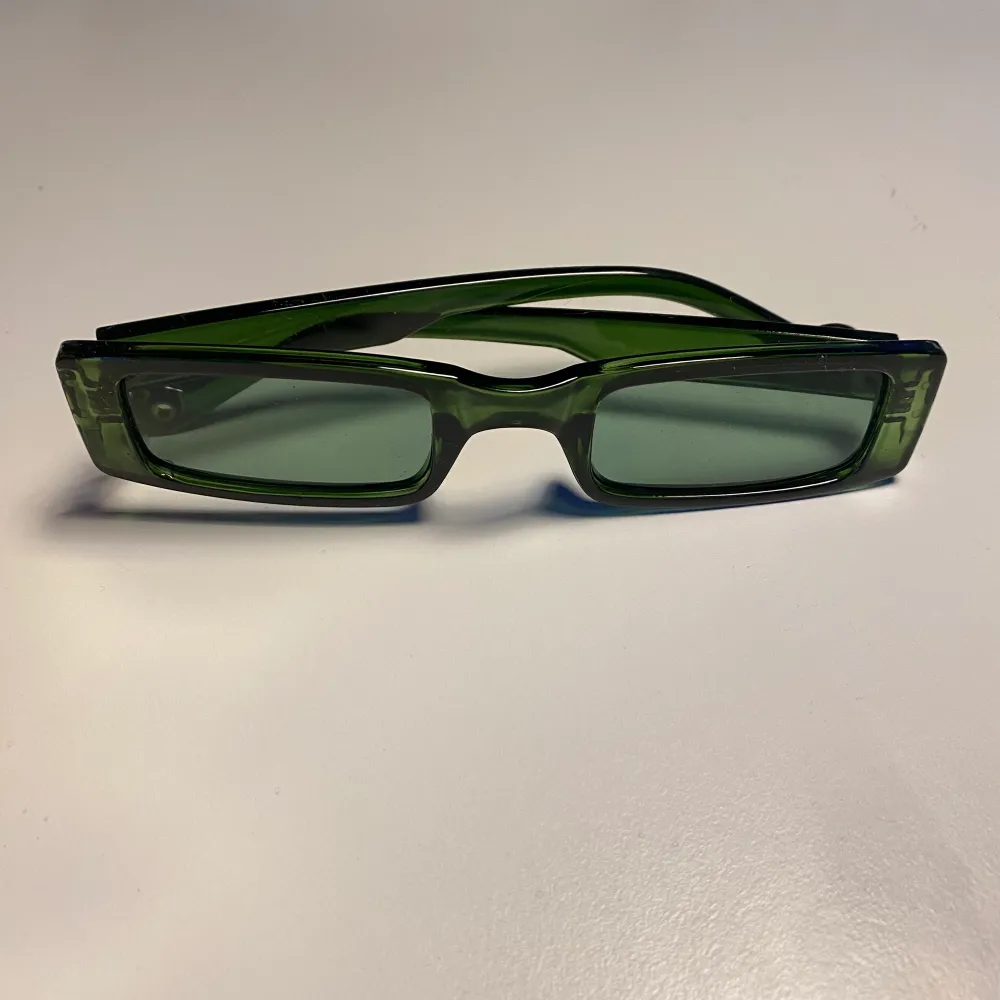 Ascoola gröna solglasögon i 90-tals stil! Men får ej användning för dom. Använda en gång på fest. Accessoarer.