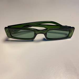 Ascoola gröna solglasögon i 90-tals stil! Men får ej användning för dom. Använda en gång på fest