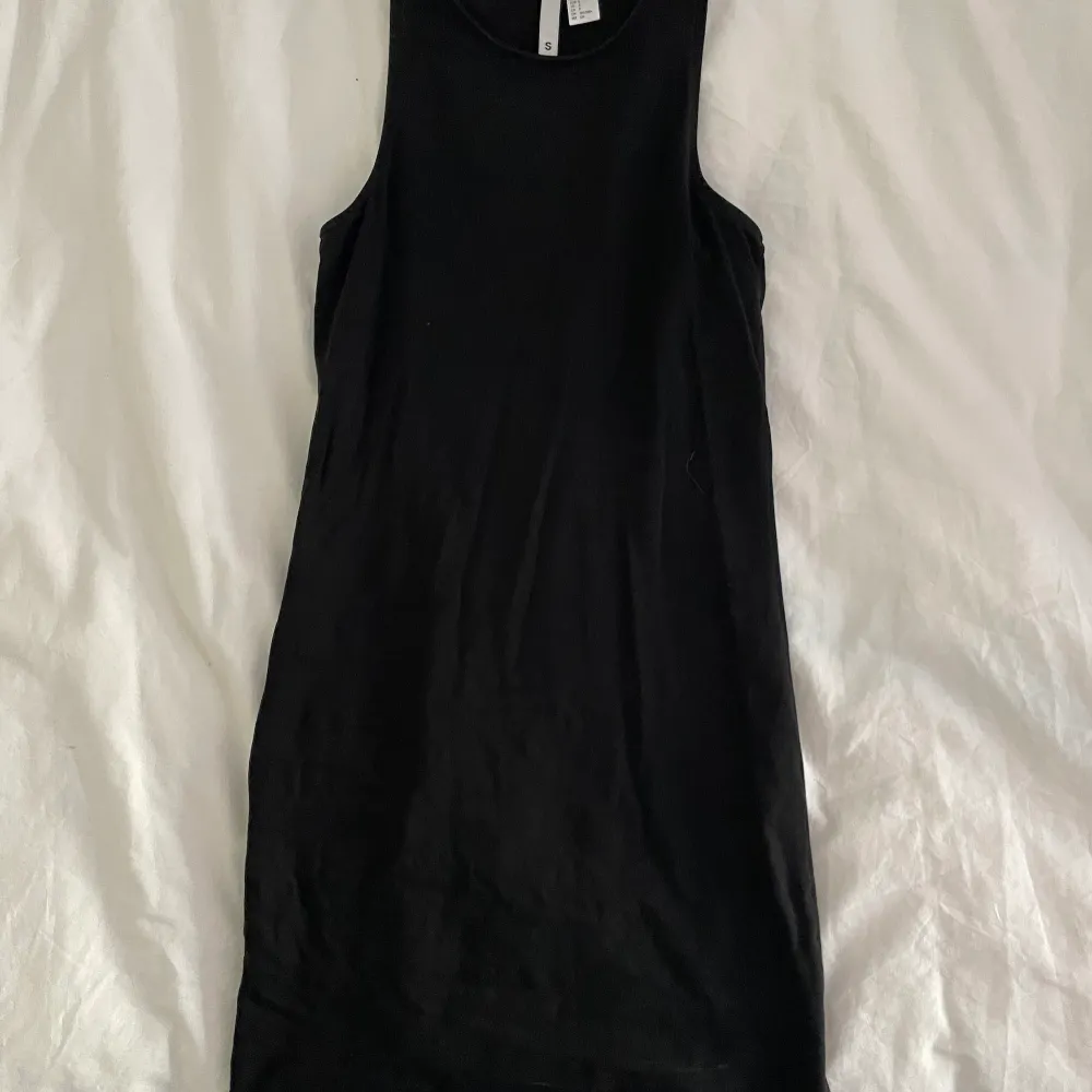 Kort och tajt klänning med hög krage i svart från H&M. Klänningar.