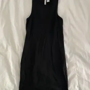 Kort och tajt klänning med hög krage i svart från H&M