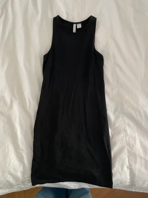 Kort och tajt klänning  - Kort och tajt klänning med hög krage i svart från H&M