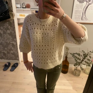 Stickad kortärmad - Såå fin och populär stickad tröja. Att den är liksom ”hålig” gör att den går att både klä upp och ner 😍😍 såå fin men måste rensa min garderob ❤️ säljer de gröna jeansen på bilden på min profil❤️