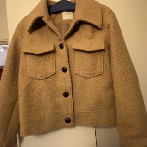 Jacka/kapp - Superfin teddyjacka från veromoda. Superbra skick. Ord pris 600kr
