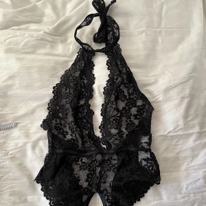 Helt ny spetsbody - Helt ny spetsbody i storlek S, från PLT. Aldrig använd, jättefin och skön!