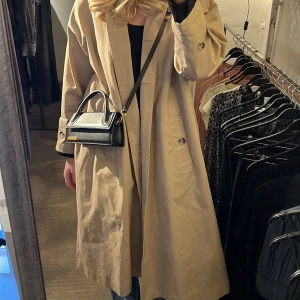 Trenchcoat  - Snygg trenchcoat från zara i strl S knappt använd så cool:) 