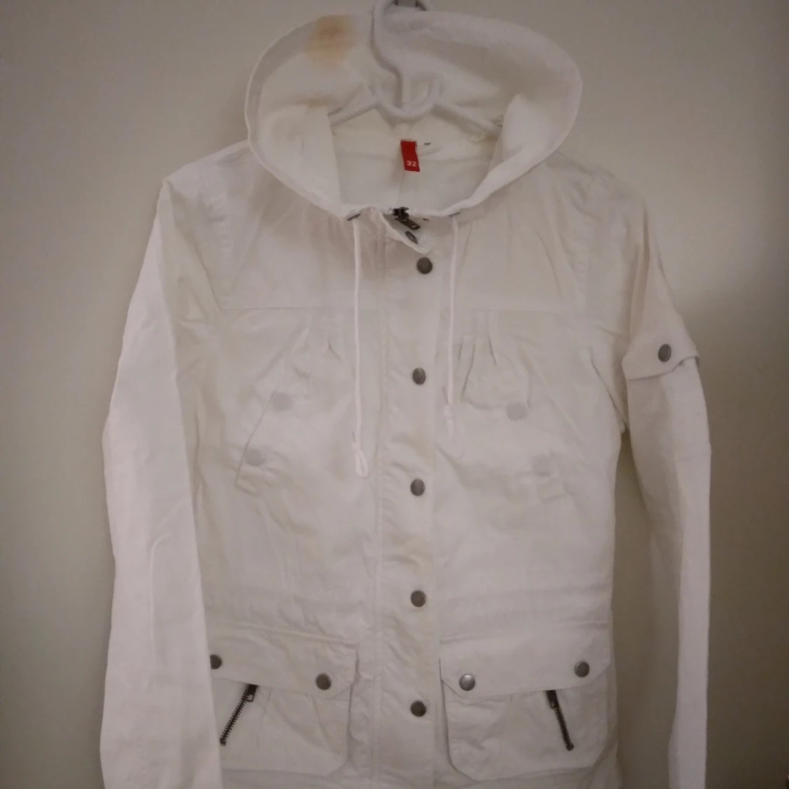 Vit vårjacka / sommarjacka / utilityjacka. Strlk: XS. Liten defekt. - 2