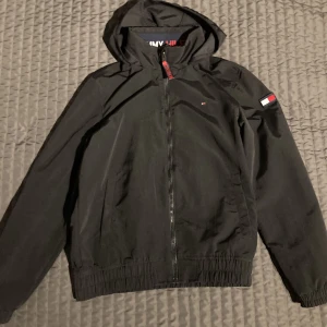 Tommy Hilfiger jacka  - Tommy Hilfiger vårjacka skick 9/10