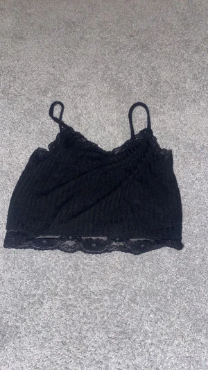 Linne - Ett svart linne med spets. Bra skick