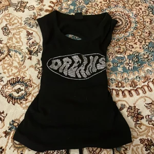 Festtröja - Jättefin tröja från Urban outfitters med öppen rygg och små glitter kristaller där fram / Tryck inte på köp direkt/ kontakta för mer bilder!💕