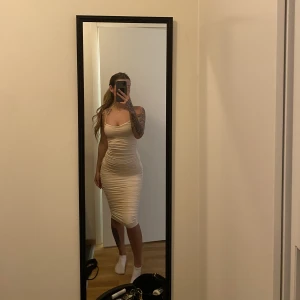 Ohpolly klänning - Superfin ohpolly klänning i storlek xs, formar sig superfint och jättefin vaniljfärg, snörning i ryggen. 