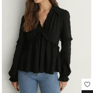 Vit blus  - Säljer denna toppen från nakd i färgen vit. Använd fåtal gånger 