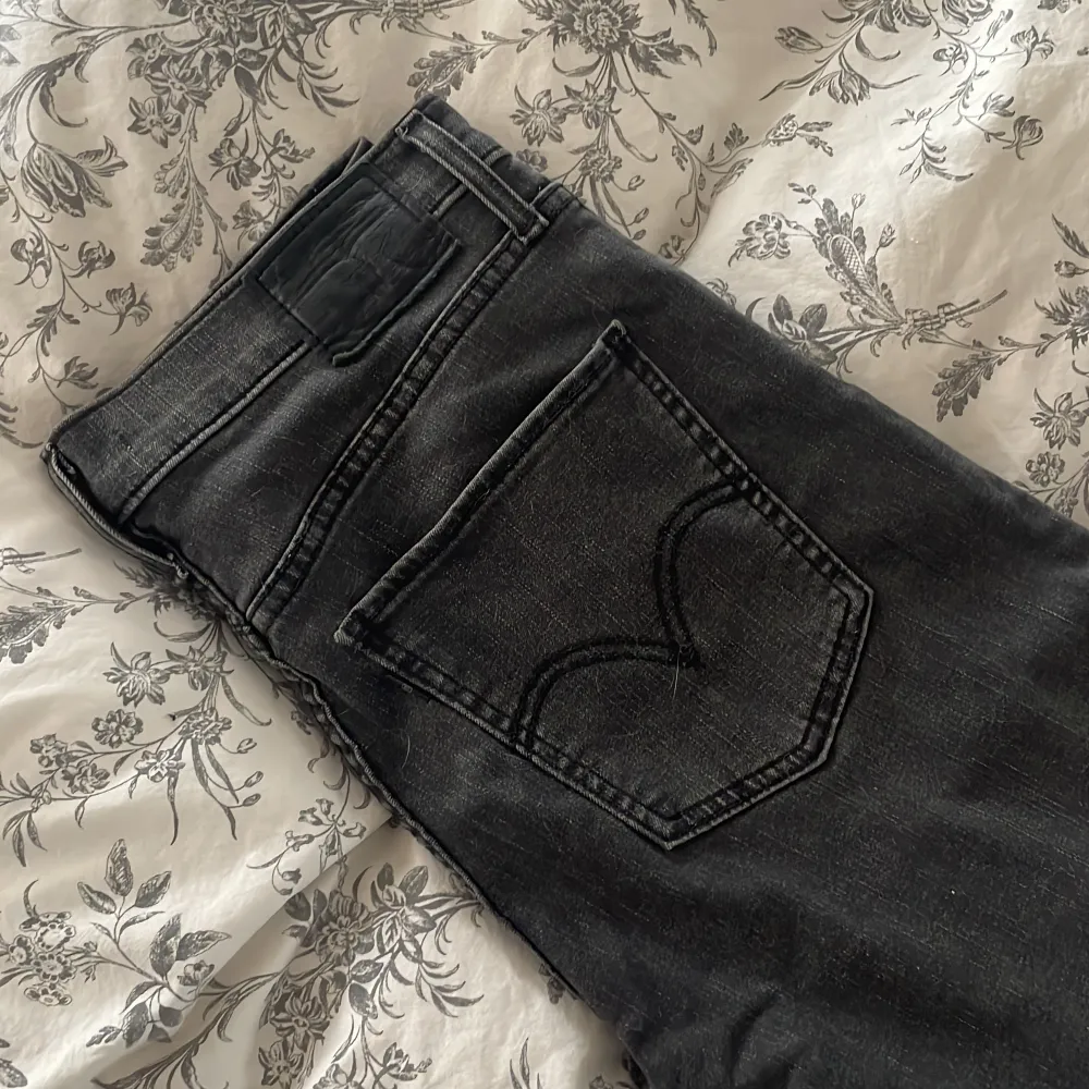 Säljer mina Levis jeans för att de inte är min stil längre dom har paljetter längs hela benen och skinny jeans lite mer av en croppad modell på mig som är 172cm . Jeans & Byxor.
