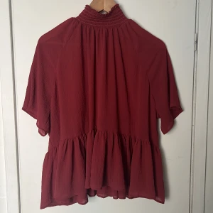 Tunn blus - Tunn blus med polokrage från Weekday. Materialet är tunnt och ganska see through. Strl M. Använd fåtal gånger