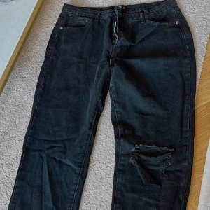 Jeans - Från missguided, aldrig använda.  Ingen stretch 