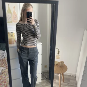 Randig tröja - Älskar denna men tror jag vill sälja den då jag flyttar utomlands och inte har plats! Öppen i ryggen o knappt använd❤️‍🔥❤️‍🔥❤️‍🔥