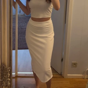 Vit kjol - Kostym material och sitter skönt. Aldrig använt. Storlek S. Tänkte ha den till studenten men den satt lite för löst vid benen. 