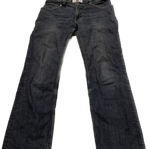 skitsnygga low waist jeans som sitter straight i vid fötterna! (inte skinny) ❤️ 
