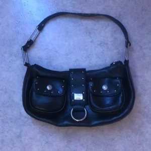 Mini väska  - En axelväska som är i bra skick, 25 cm lång och 13 cm höjd