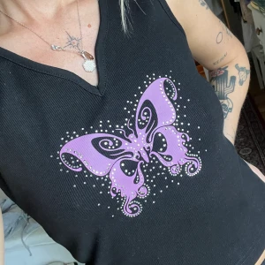 Fjärils topp - Fin topp med fjärilsmönster med strass, från Daisy Street x bratz, aldrig använd, prislapp kvar 🌸 frakt tillkommer på 39kr