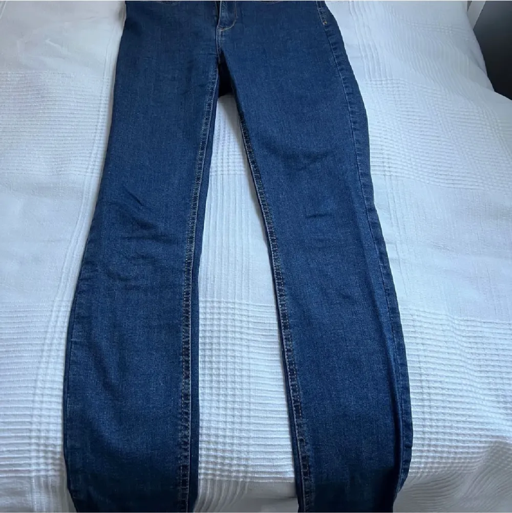 Skinny jeans som är i mörkblåfärg, säljer dessa för de inte kommer till användning längre, de ser nya ut, de är även högmidjade och strechiga 💙. Jeans & Byxor.