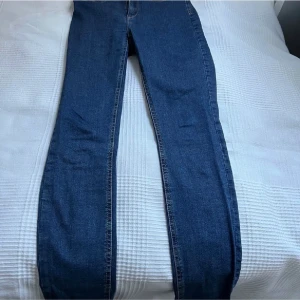Jeans - Skinny jeans som är i mörkblåfärg, säljer dessa för de inte kommer till användning längre, de ser nya ut, de är även högmidjade och strechiga 💙