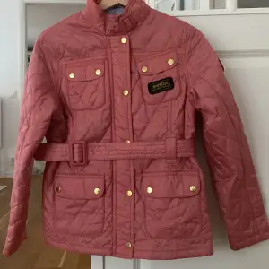 En äkta rosa Barbour jacka. Den är för barn men är i strl XL och därför andradag för tonåringar. Andvänd ett fåtal gånger