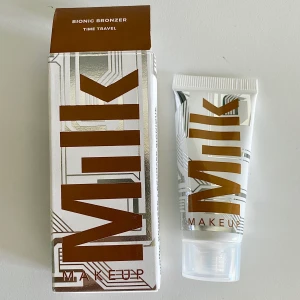 Helt ny MILK makeup bionic bronzer fullsize - Populär flytande bronzer från MILK. oöppnad. Nypris 350 kr. Ger as fint lyster och ser supernaturlig ut. Bättre konsistens än deras stick bronzer. Lättare att blanda ut. Färg: Time Travel! Passar någon med light-medium hudton💓💓 FRAKT: 13 kr