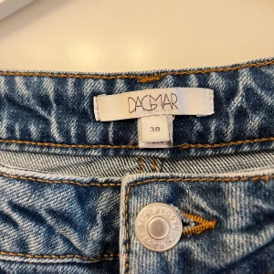 Jeans Dagmar - Jeans från House of Dagmar. Modell: Devine denim. Använt fåtal gånger & fint skick.  Storlek 28. Nypris 2000:-