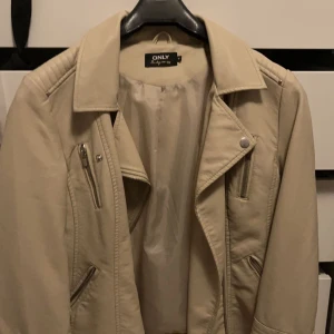 Skin jacka  -  Nu säljer jag min nästan helt oanvända skinnjacka från only då jag inte har hunnit fått användning av den så nu ska den hitta ett nytt hem 💕💕💕💕