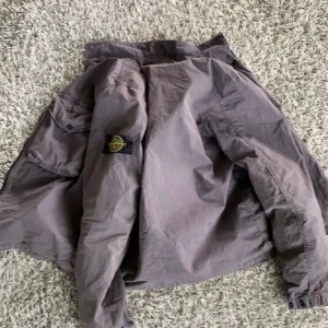 Stone island jacka - Stone island höstjacka, Köpt på nk för 3500. Har tyvärr inte kvar kvittot därmed priset men går alltid att använda olika appar.