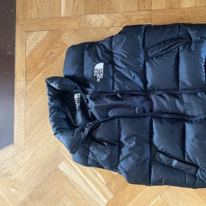North face väst - Säljer iväg min north face väst Storlek : Small Skick 8/10 Finns att dra över en luva också