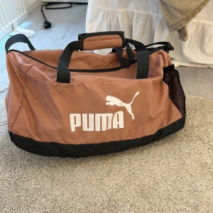 Sportbag - Snygg sportbag från puma som säljes då jag köpt en ny. I bra skick. Skriv vid frågor