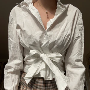 Skjorta storlek 40 - Jättefin skjorta från NA-KD som tuvärr inte kommer till användning. Är i storlek 40 men passar mig som brukar ha 36/38. Mycket bra skick. 