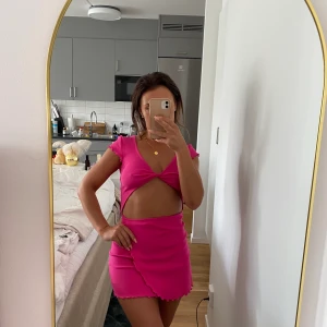 Klänning  - Jättefin klänning från ASOS, cerise, cut out vid magen, aldrig använd, XS. 