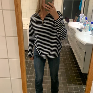 Tröja - En half zipped tröja med guldig dragkedja. Den är vit och marinblå randig. Nyskick och jätte bra kvalite. Jag vet inte exakt storleken men den är oversized på mig som vanligtvis har S