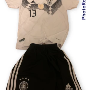 Spanien World cup Fotbolls tröja och shorts - Tyskland World cup Fotbolls tröja och shorts. Size Xs/176 Oanvänd. Hälst Nacka men Stockholm Funkar.