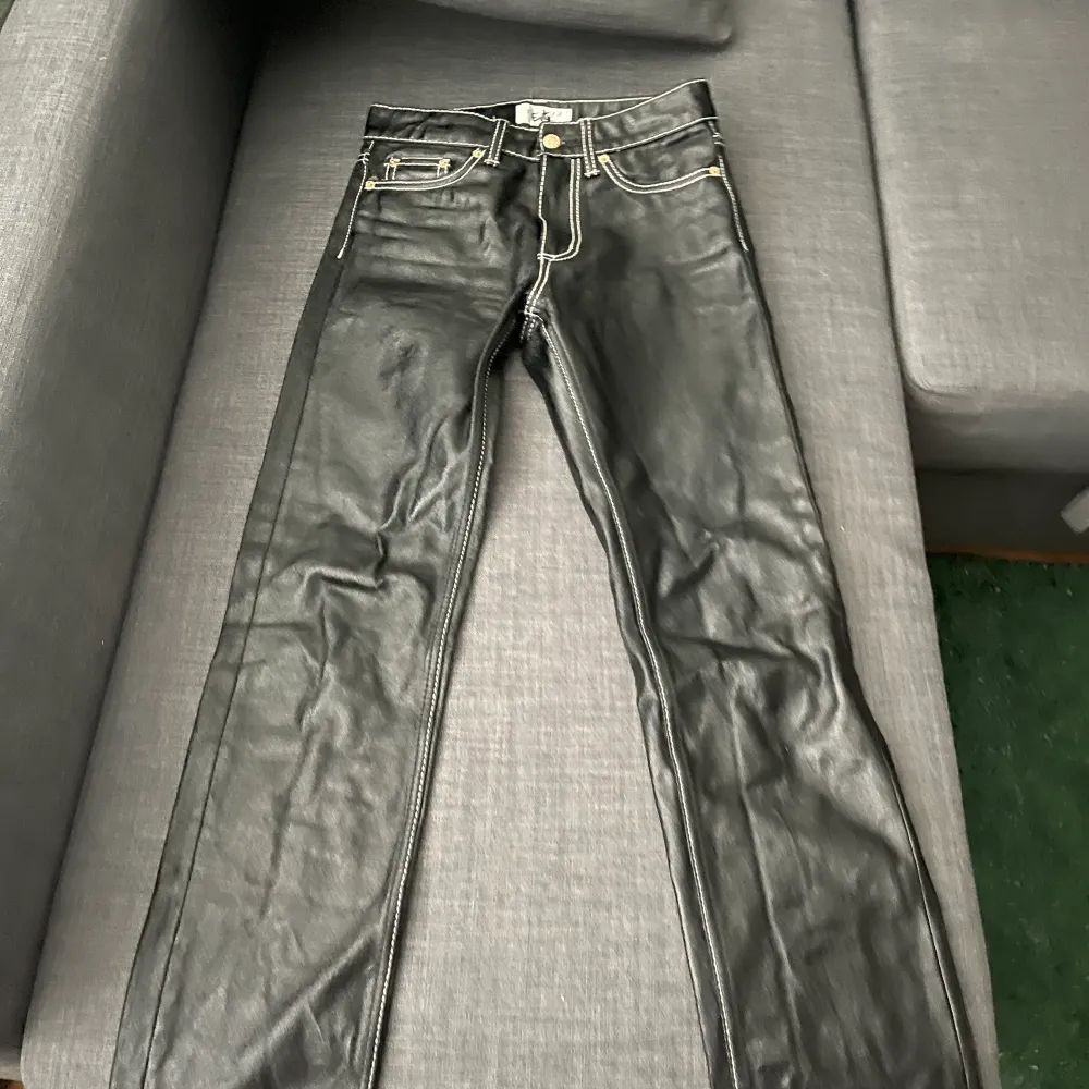 Ett par skitsnygga Eytys jeans som tyvärr är försmå för mig. säljer för 900kr eller så byter jag mot stl större på en annan modell eller likadana.. Jeans & Byxor.