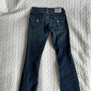 Lådmidjade True Religion jeans - As balla true religion jeans!!!! De är lågmidjade och vida vid fötterna. Säljer då de inte passar mig längre:( Skriv för fler bilder eller frågor! (Har två par till!💗💗)