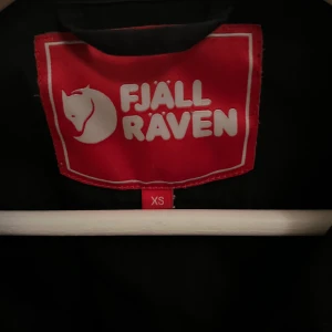 Fjällräven jacka - En svart väldigt oanvänd fjäll räven jacka i