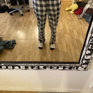 Pyjamas byxor  - Super fina pyjamas byxor köpta på Kappahl. Litet hål på ett av benen som lätt kan sys igen. Sitter lite baggy på mig som har storlek xs i vanliga fall💕