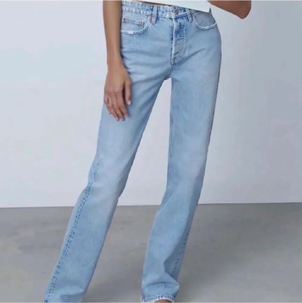Hej! Säljer mina Zara mid Rise för att de inte kommer till användning längre, hör av dig ifall du är intresserad!💕storlek 32 Tryck gärna på köp direkt! ❗️är i den mörka färgen hittar ingen bild❗️. Jeans & Byxor.