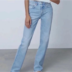 Zara mid Rise jeans  - Hej! Säljer mina Zara mid Rise för att de inte kommer till användning längre, hör av dig ifall du är intresserad!💕storlek 32 Tryck gärna på köp direkt! ❗️är i den mörka färgen hittar ingen bild❗️