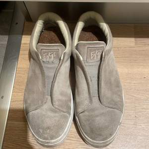 Säljer dessa gråa eytys skorna. 