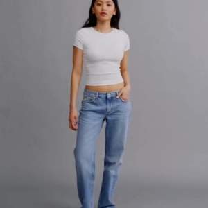 Säljer dessa helt oanvända gina tricot jeansen i modellen low waist straight jeans i strl 36. Hör av er vid intresse, om många är intresserade så blir det budgivning. Köp direkt för 600❤️