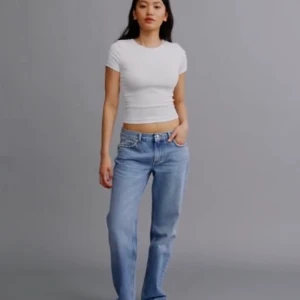 Jeans  - Säljer dessa helt oanvända gina tricot jeansen i modellen low waist straight jeans i strl 36. Hör av er vid intresse, om många är intresserade så blir det budgivning. Köp direkt för 600❤️