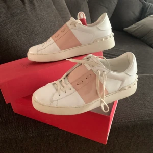 Valentinoskor storlek 38 - Intressekoll på mina rosa valentinoskor! Har inga defekter alls, köpta på nk, orginalbox, skosnören, dustbag och äkthetsbevis ingår! Hade kunnat tänka mig byta till en annan färg! storlek 37,5-38! KÖP DIREKT FÖR 3000kr!