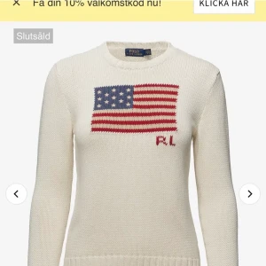 Ralph lauren tröja  - Vit Ralph lauren tröja med flagga på. Andvänd en gång. Liten fläck på bakärmen går säkert bort. Originalpris 1395kr