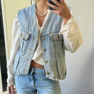 Lee jeans väst - Supersnygg jeans väst från Lee! Knappt använd ☺️ frakt tillkommer 