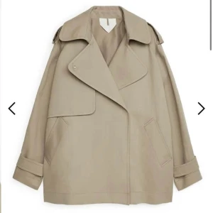 Trenchcoat från ARKET - Slutsåld trenchcoat. Som ny. Storlek S från Arket.  Köp eller lägg ett bud.   